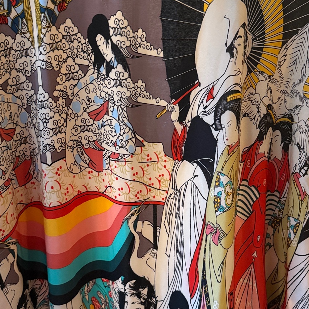 Kimono one size fits all!  
Traditional scenes on the fabric.
New, no tags. - Picture 3 of 8
